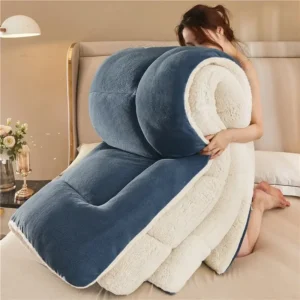 une femme qui tient dans ses bras une couverture chaude en molleton de lait épais pour l'hiver