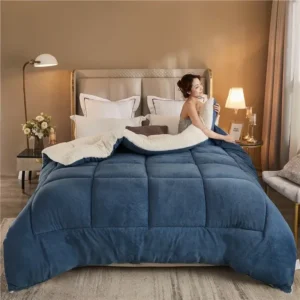 une femme couchée dans son lit avec une couverture chaude en molleton de lait épais pour l'hiver