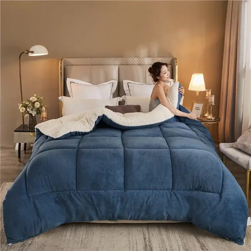 une femme couchée dans son lit avec une couverture chaude en molleton de lait épais pour l'hiver