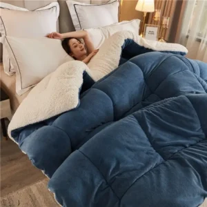 une femme couchée dans son lit avec une couverture chaude en molleton de lait épais pour l'hiver