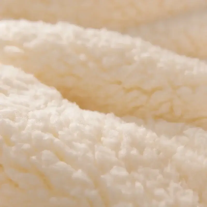 face arrière d'une couverture doudou épaisse, chaude, douce et moelleuse