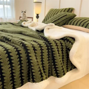 un lit avec une belle couverture épaisse en flanelle