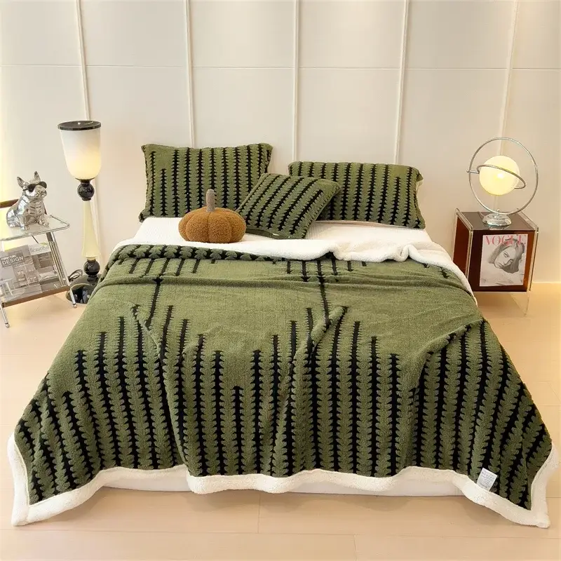 un lit avec une belle couverture épaisse en flanelle bien rangé