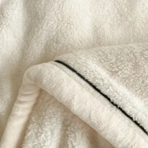 une couverture en velours douce et moelleuse pliée