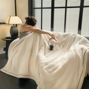 une femme dans son lit avec une couverture en velours douce et moelleuse