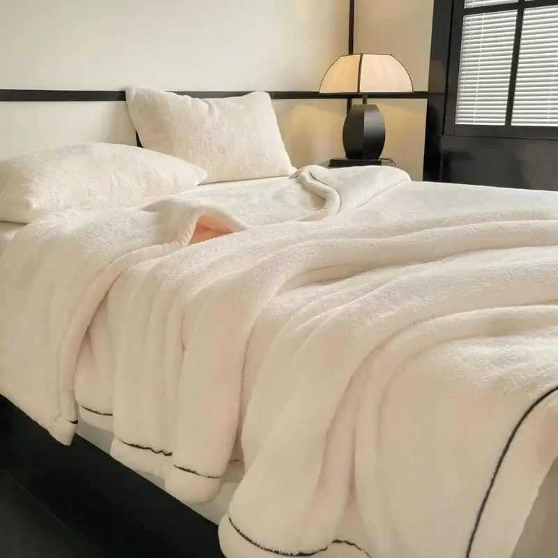 une couverture en velours douce et moelleuse sur un lir