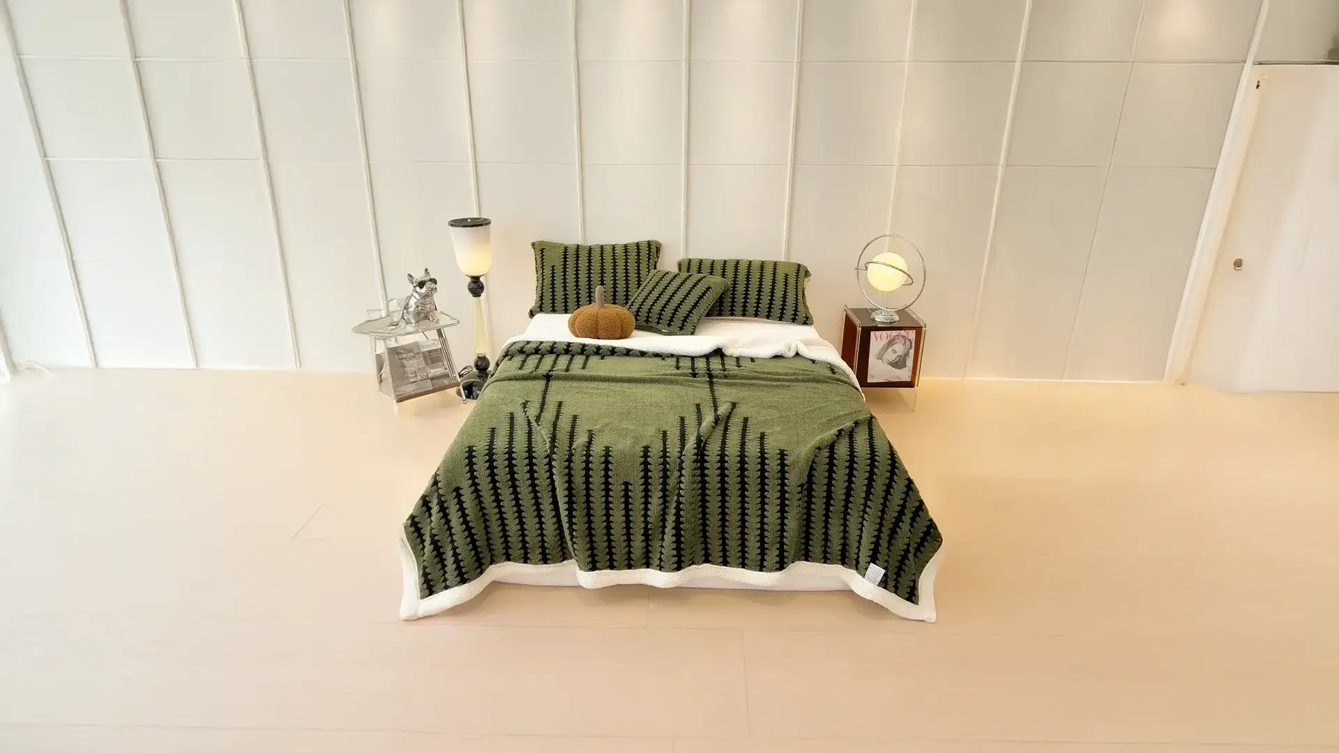 un lit seul dans une grande chambre