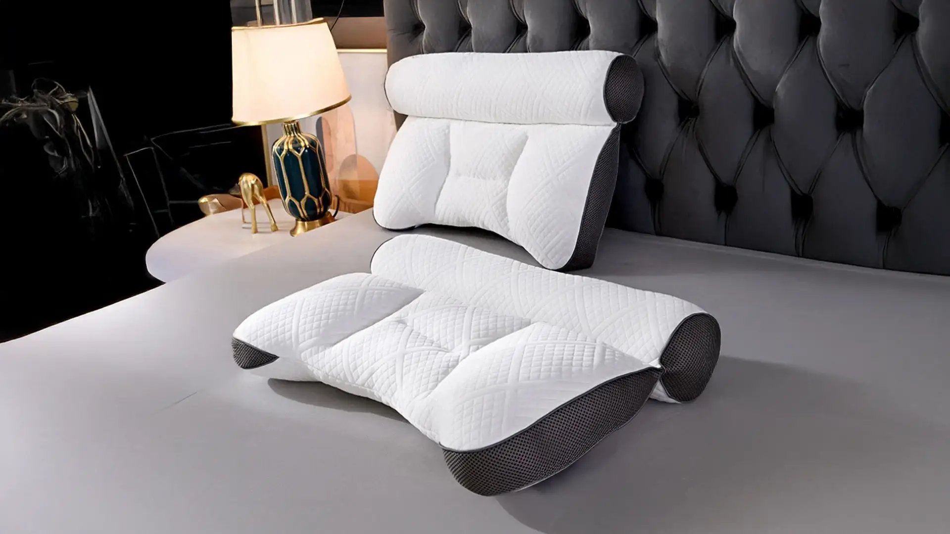 2 oreillers ergonomiques posés sur un grand lit