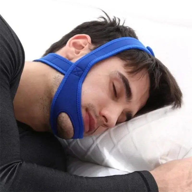 un homme dort avec une ceinture anti ronflement en néoprène Bleu