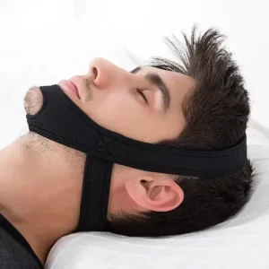 un homme dort avec une ceinture anti ronflement en néoprène Noir