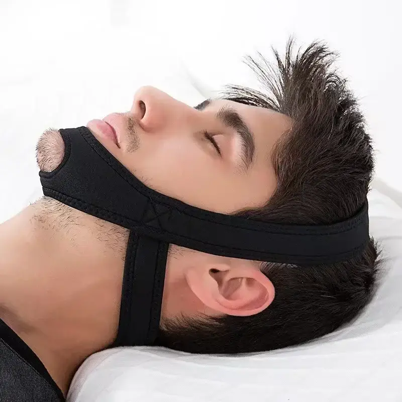 un homme dort avec une ceinture anti ronflement en néoprène Noir