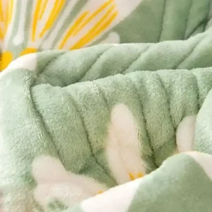 une couette en velours de lait synthétique, épaisse, moelleuse et chaude plissée