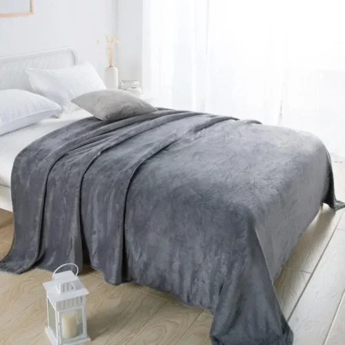 couverture de printemps et automne en flanelle, extra douce et confortable sur un lit