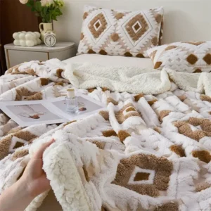 un lit avec une couverture en laine d'agneau artificielle, chaude et confortable