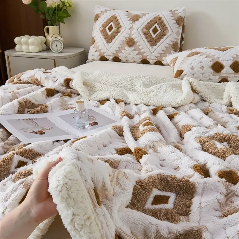 un lit avec une couverture en laine d'agneau artificielle, chaude et confortable