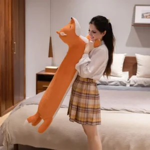 une femme debout avec un oreiller chien latéral 110 cm, compagnon câlin