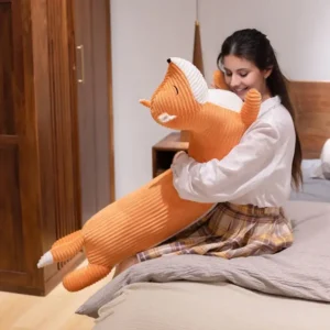 une femme assise sur un lit avec un oreiller chien latéral 110 cm, compagnon câlin