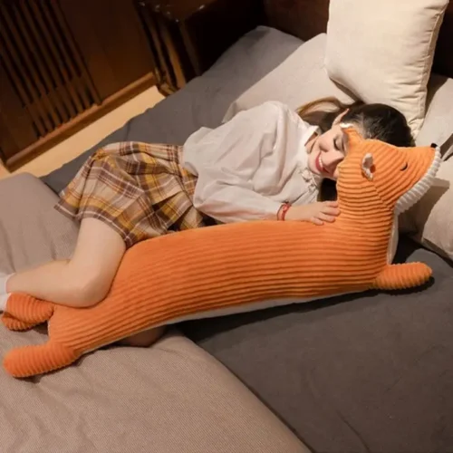 une femme allongée avec un oreiller chien latéral 110 cm, compagnon câlin 110 cm, marron