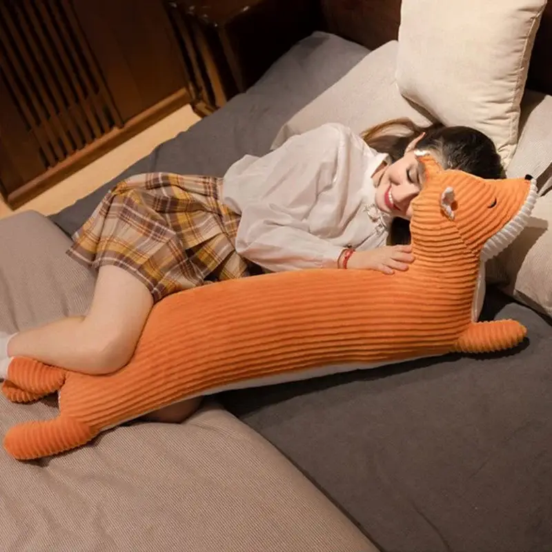 une femme allongée avec un oreiller chien latéral 110 cm, compagnon câlin 110 cm, marron