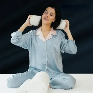 une femme avec un oreiller cylindrique en mousse à mémoire de forme, soulage les douleurs cervicales, relaxant et multifonctionnel