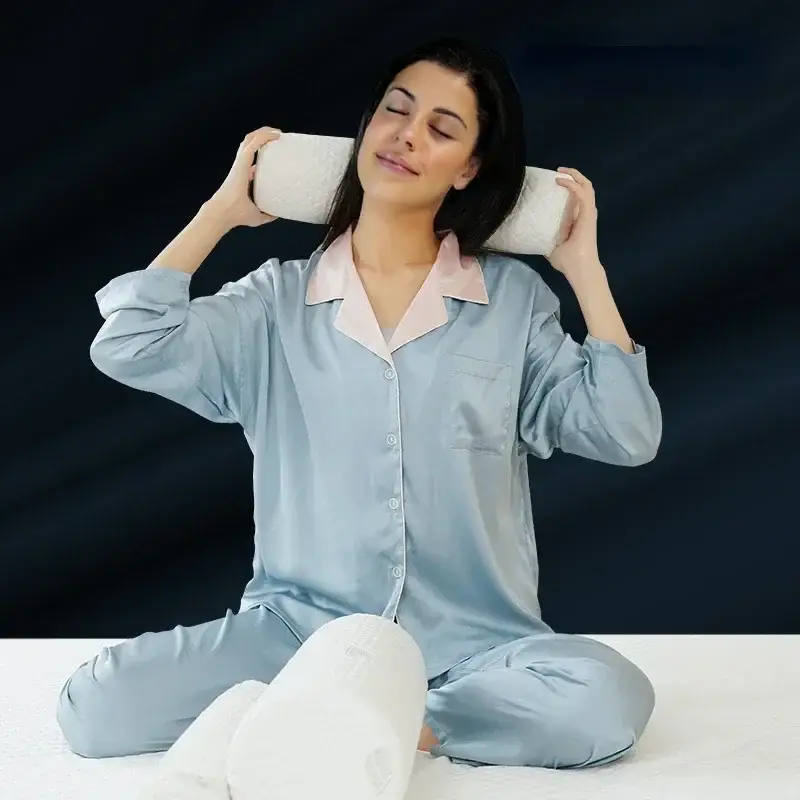une femme avec un oreiller cylindrique en mousse à mémoire de forme, soulage les douleurs cervicales, relaxant et multifonctionnel