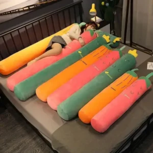 une femme allongée sur son lit avec des oreillers cylindriques mignons pour dormir sur le côté