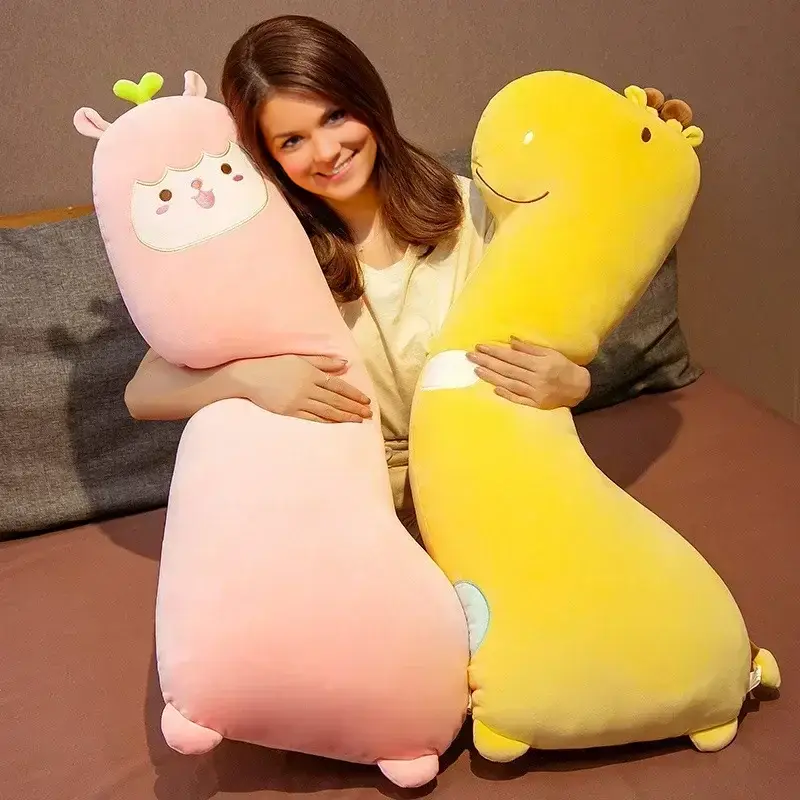 une femme avec un oreiller mignon en forme d'animaux, doux et confortable