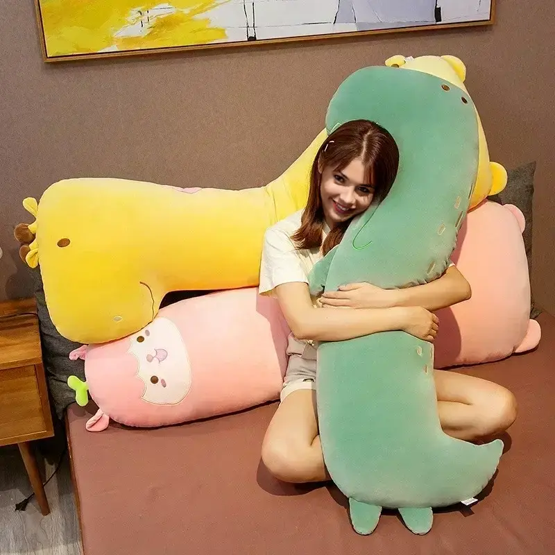 une femme avec un oreiller mignon en forme d'animaux, doux et confortable