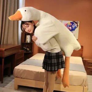 une femme porte sur son dos un oreiller peluche d'oie