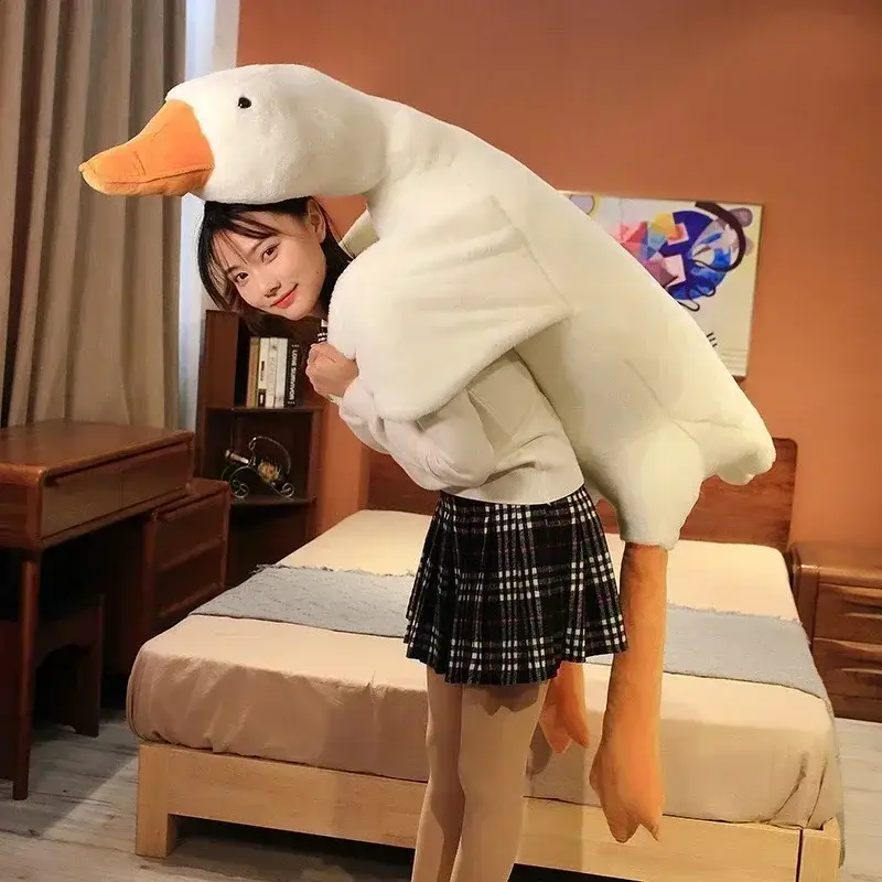 une femme porte sur son dos un oreiller peluche d'oie