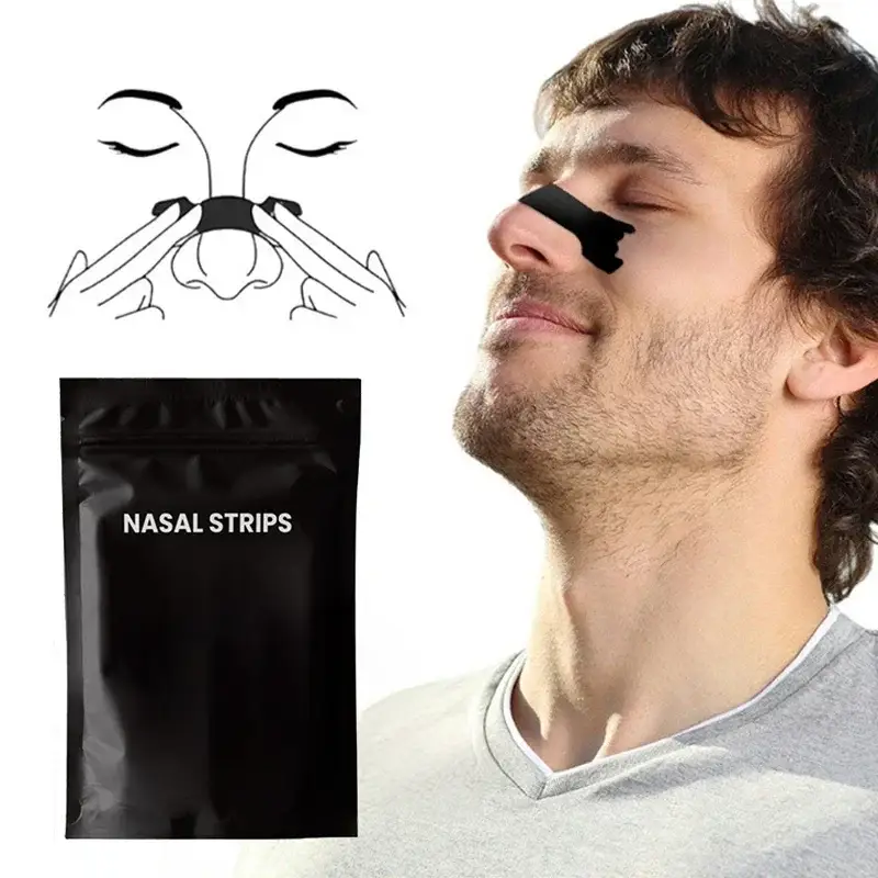 un homme sourit avec un patchs anti ronflement (bandes nasales) pour une meilleure